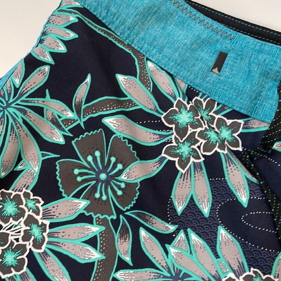 Quicksilver High Line Board Short 31 NWOT. Dry flight Water Repellent Fabric - Picture 3 of 13